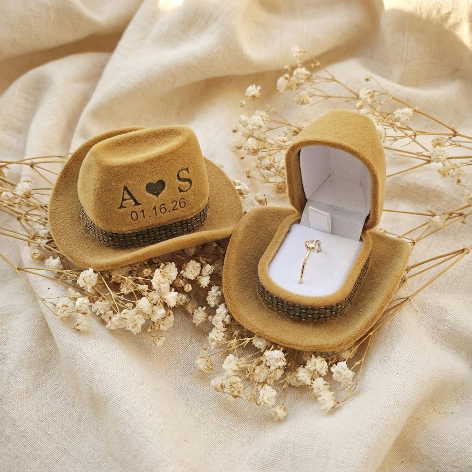 Personalized Cowboy Hat Ring B - đánh giá và giá Velvet Jewelry Box